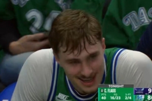 状元风采！弗拉格强攻抛投得手后被换下 三节不到23中16已轰40分