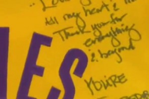 湖人骑士赛后詹姆斯在球衣上写下对妈妈爱❤️❤️